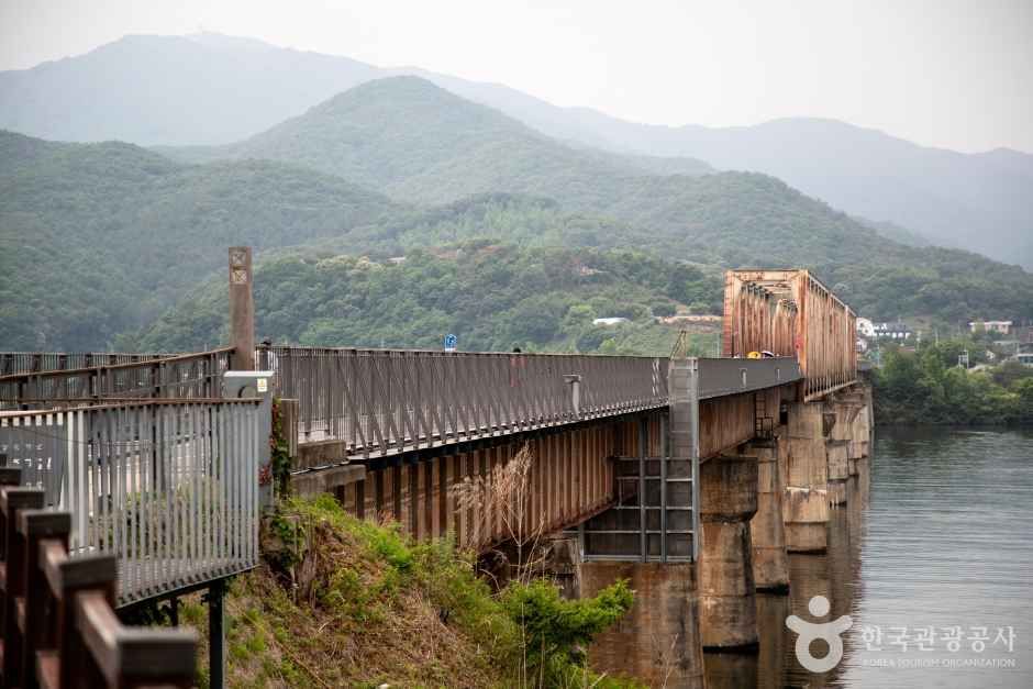 Understanding the Vibrancy and Nuances of Korean Cities for Foreign Visitors